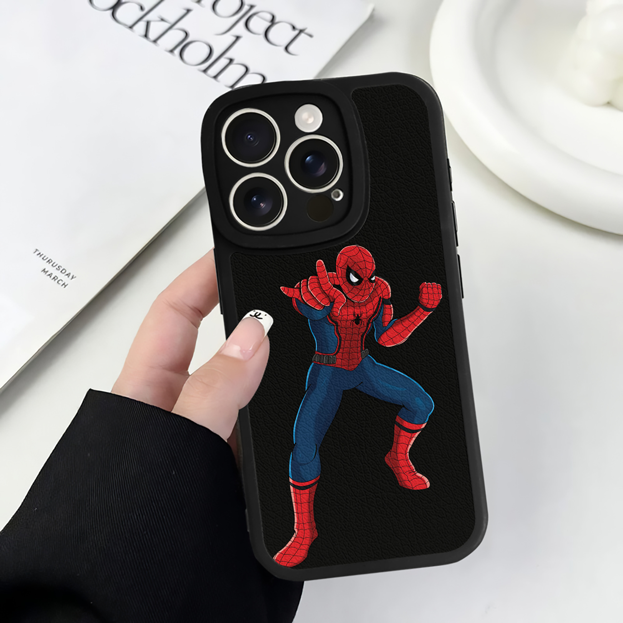 Spider Man スパイダーマン 【iPhone 16シリーズ対応】シリコンスマホケース（レザー調） 材質：シリコン